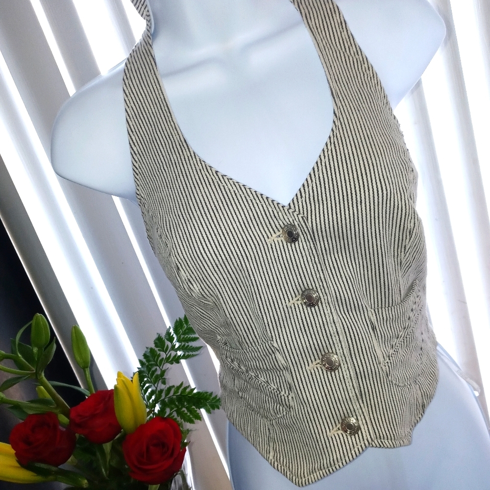 Cropped sleeveless halter vest